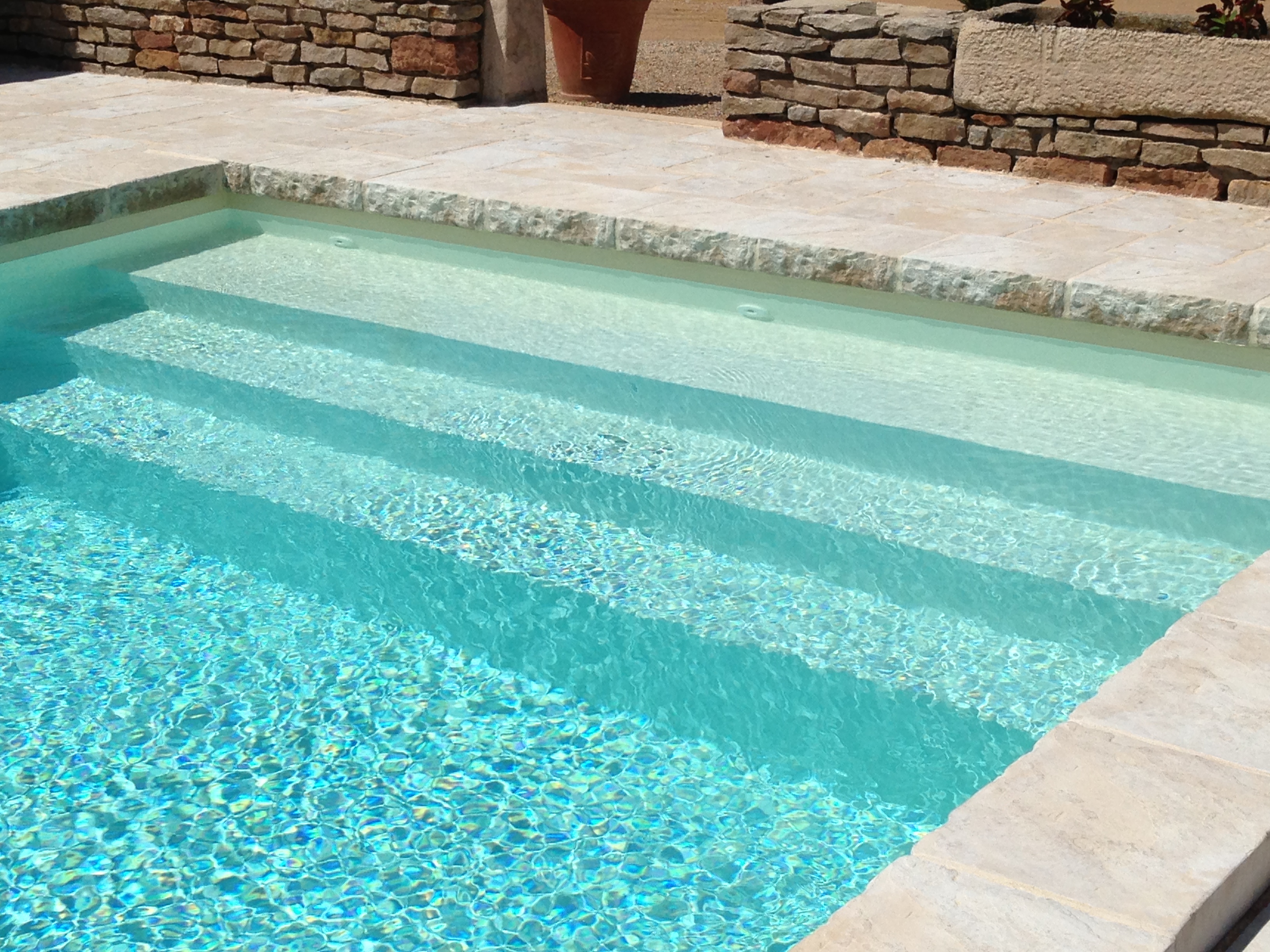 Piscine traditionnelle escalier banquette